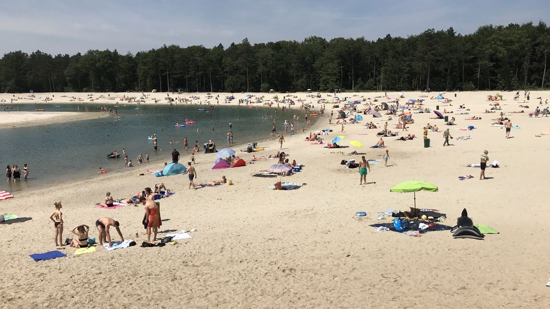 Genieten van het mooie zomerweer aan het water (Rechten: RTV Drenthe/Steven Stegen)