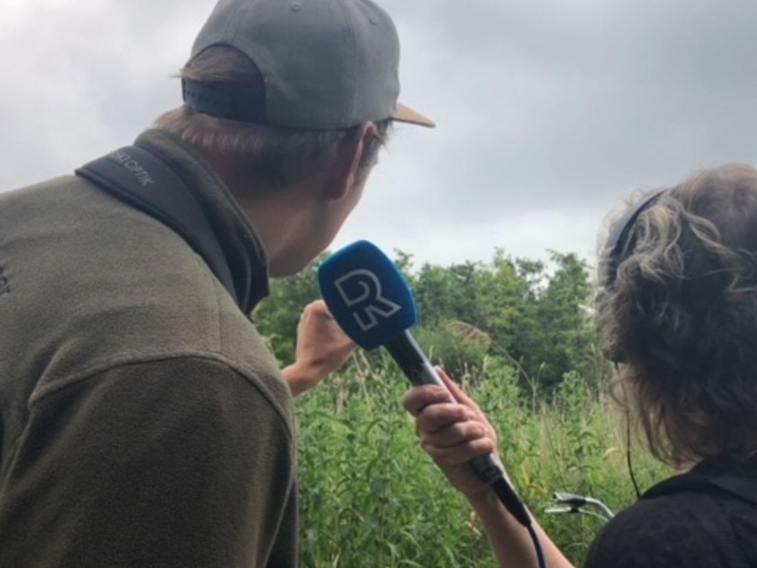 Boswachter Jonathan voor de Rijnmondmicrofoon van Chris Natuurlijk
