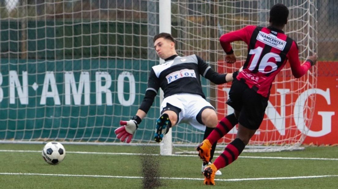 Jeremie Noa passeert Vlissingen-keeper Rick Balk en zet Terneuzen op 1-1