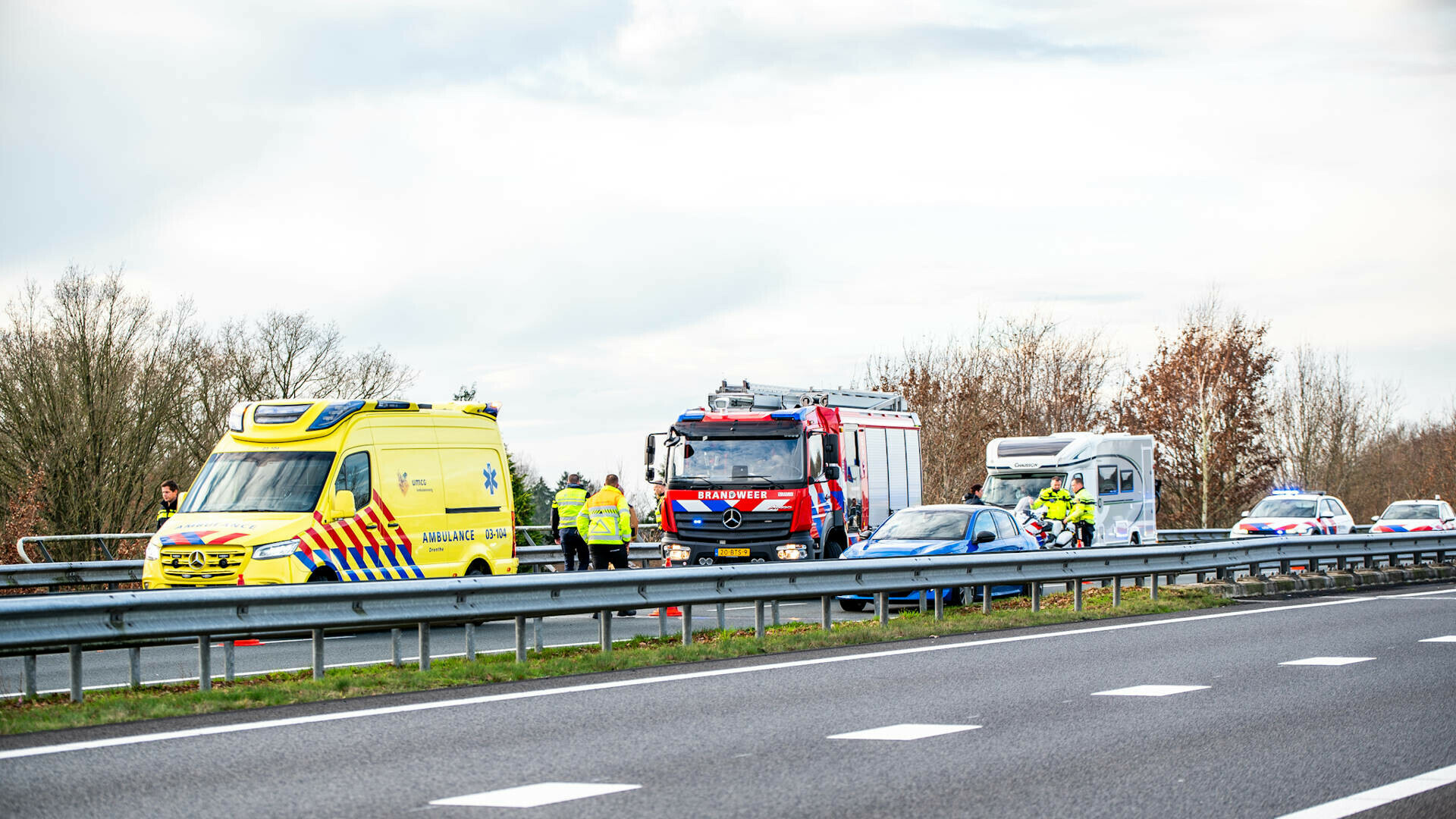 Bestuurder raakt gewond bij ongeluk op N33
