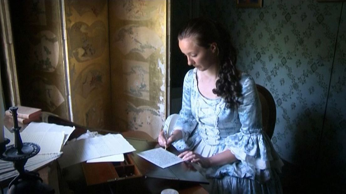 Belle van Zuylen in haar schrijfkamer