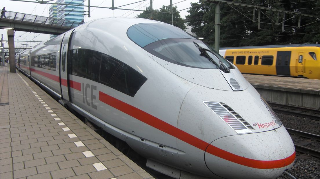 Donderdag zijn 250 passagiers uit een internationale trein op weg naar Frankfurt zijn op Arnhem CS gehaald nadat er brand ontstond bij het onderstel van de trein.