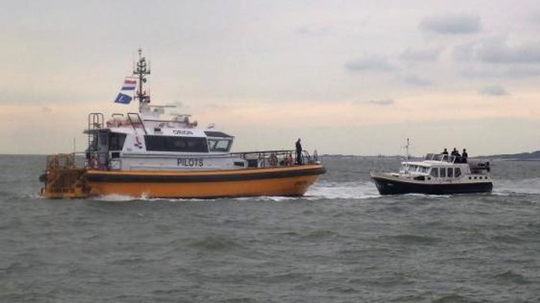 Loodstender redt motorboot op Westerschelde