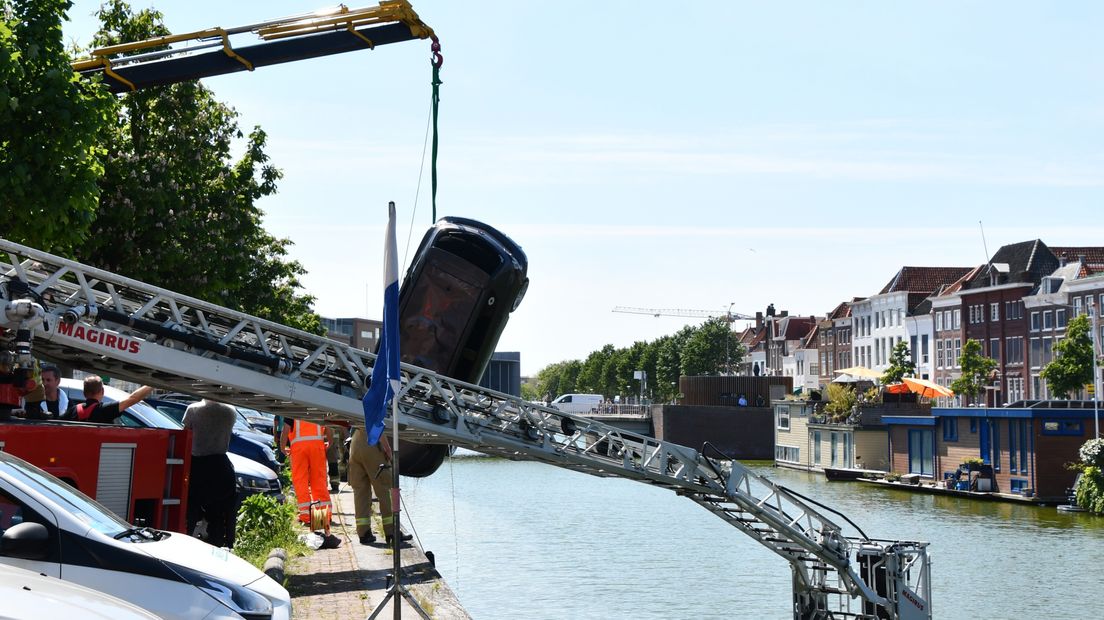 Auto te water, vrouw overstuur naar ziekenhuis gebracht