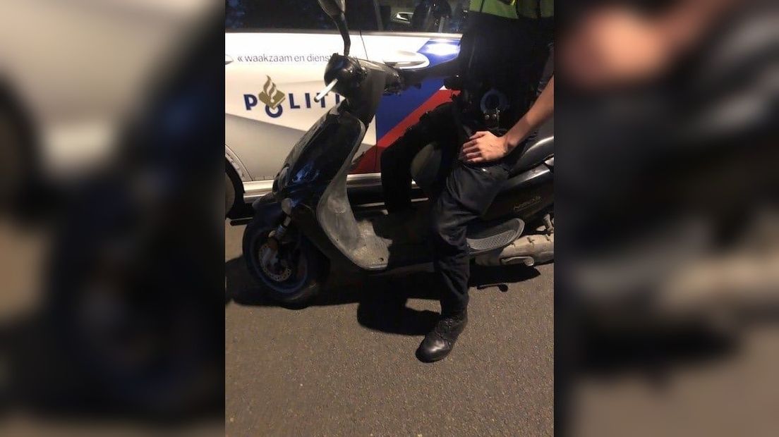De politie heeft de scooter in beslag genomen