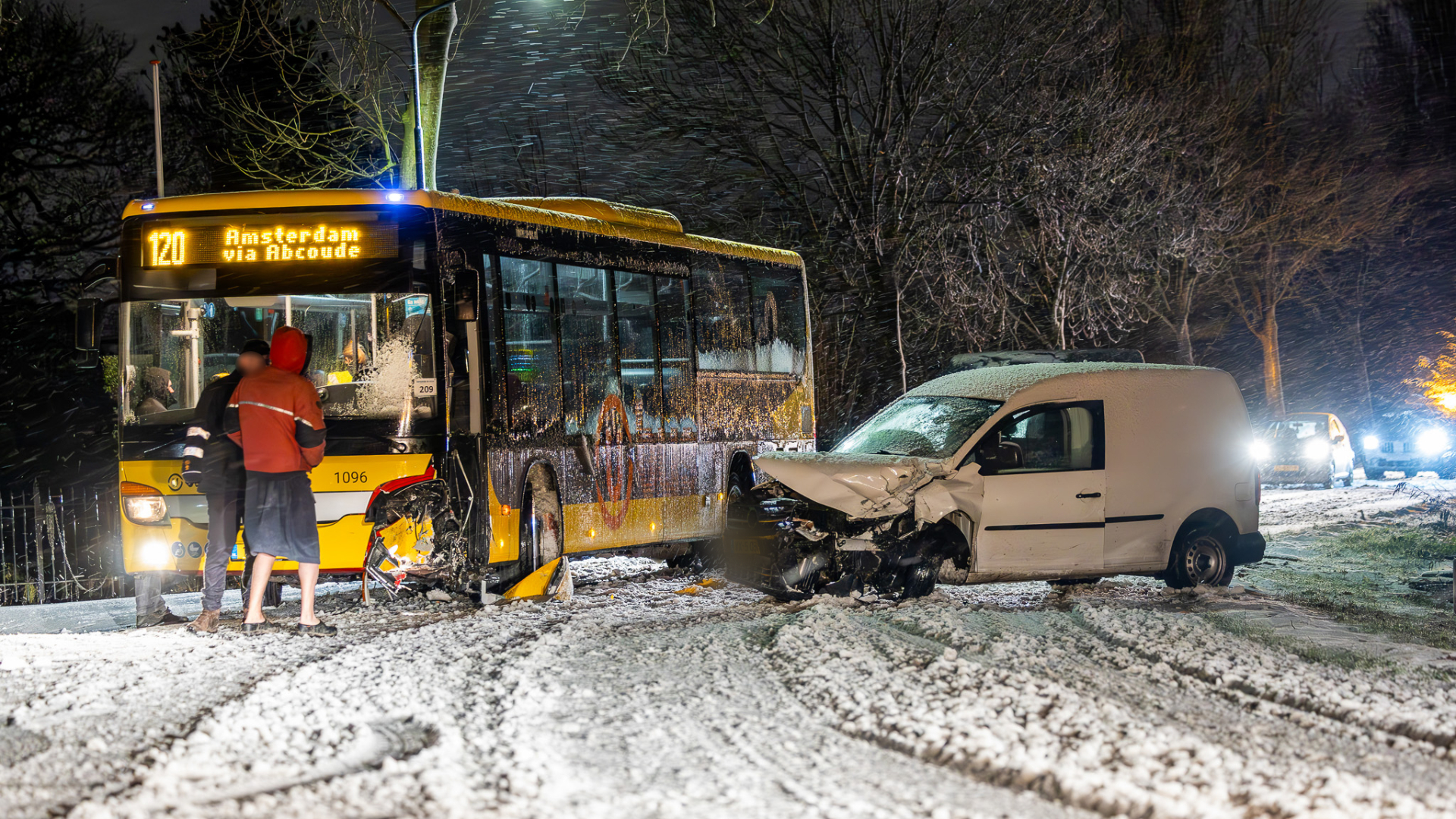 Botsing tussen lijnbus en auto in Baambrugge