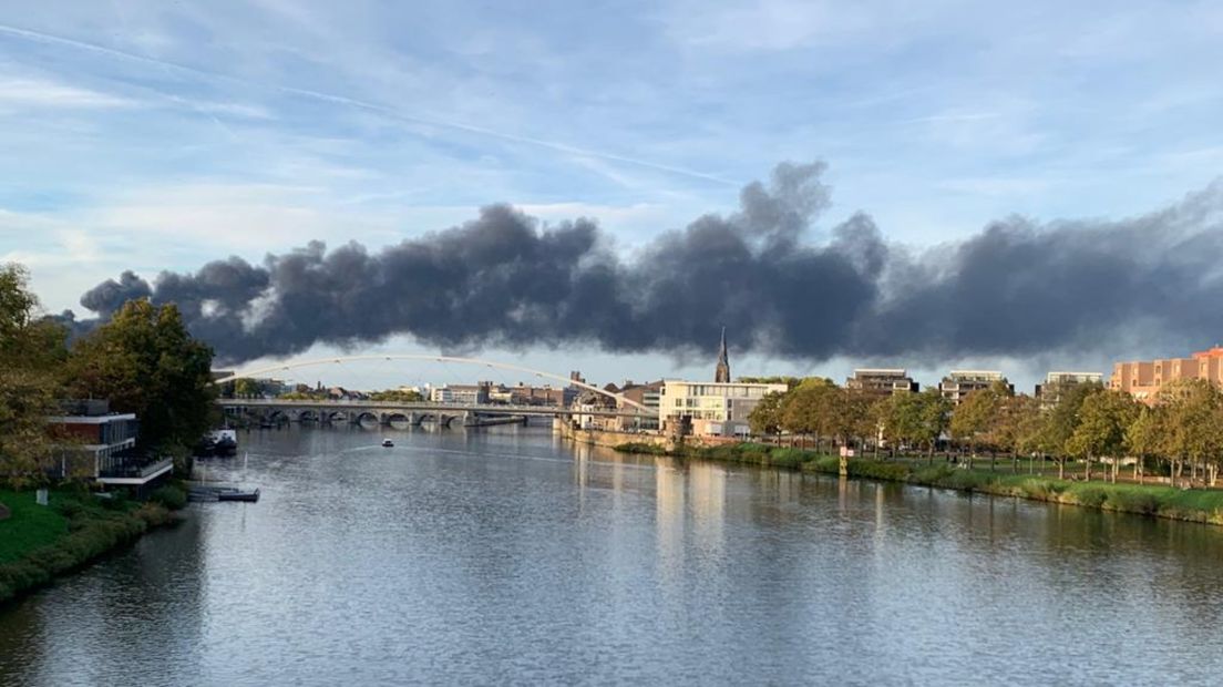 De zwarte rookwolk trekt over het centrum van Maastricht