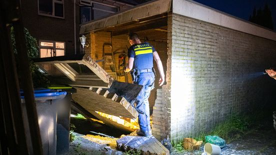 Schuur vliegt in brand in Spijkenisse, politie doet onderzoek naar brandstichting