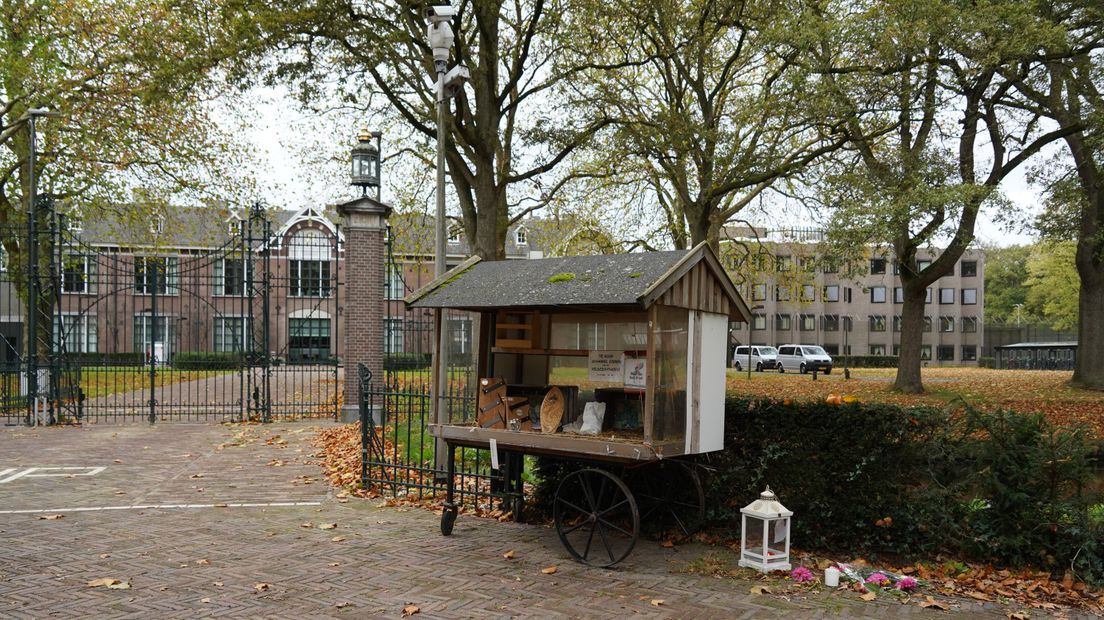 Bloemen en steunbetuigingen voor de deur van Veldzicht na de moord op de therapeute