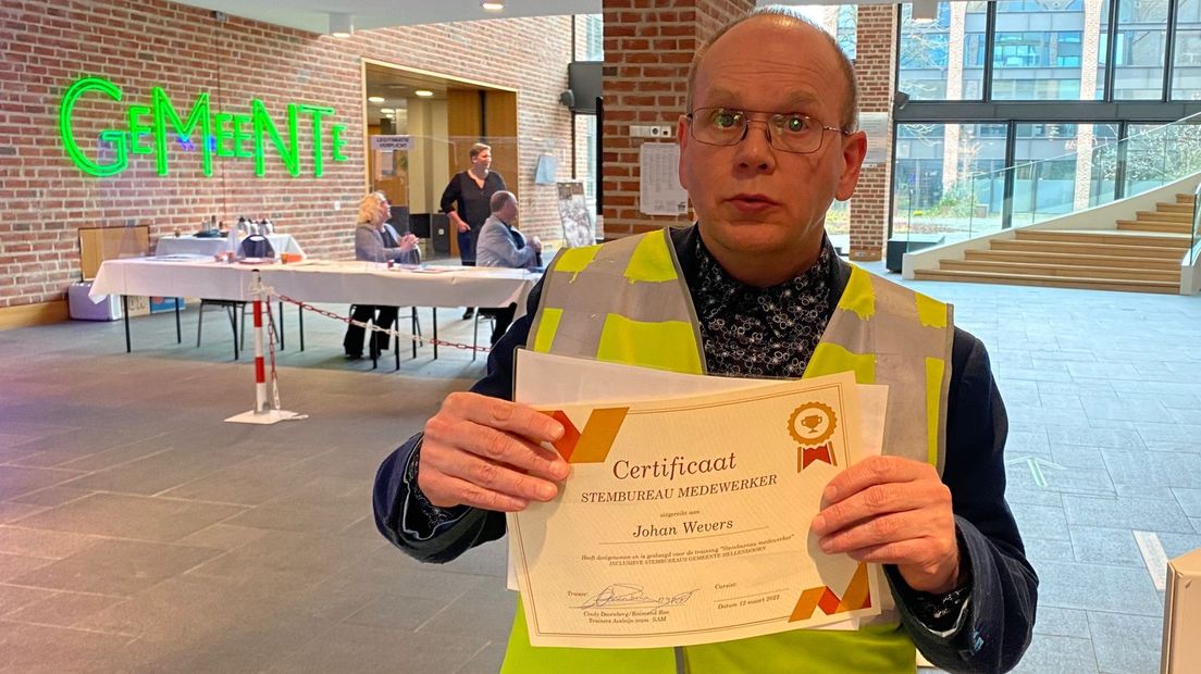 Johan Wevers heeft zijn certificaat 'stembureaumedewerker' gehaald