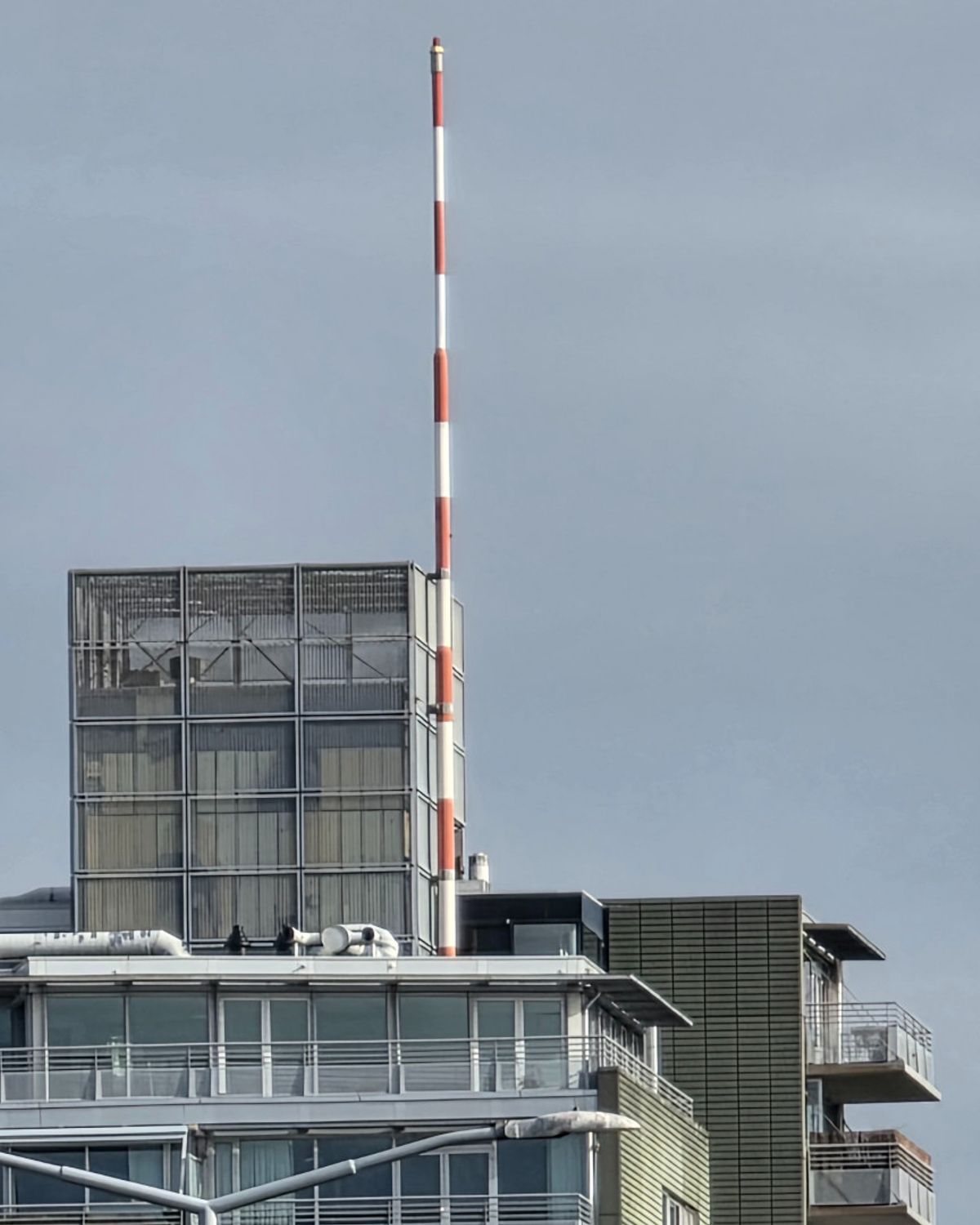 rood-witte-mast-op-hoge-flat-lijkt-geslaagde-grap-van-architecten
