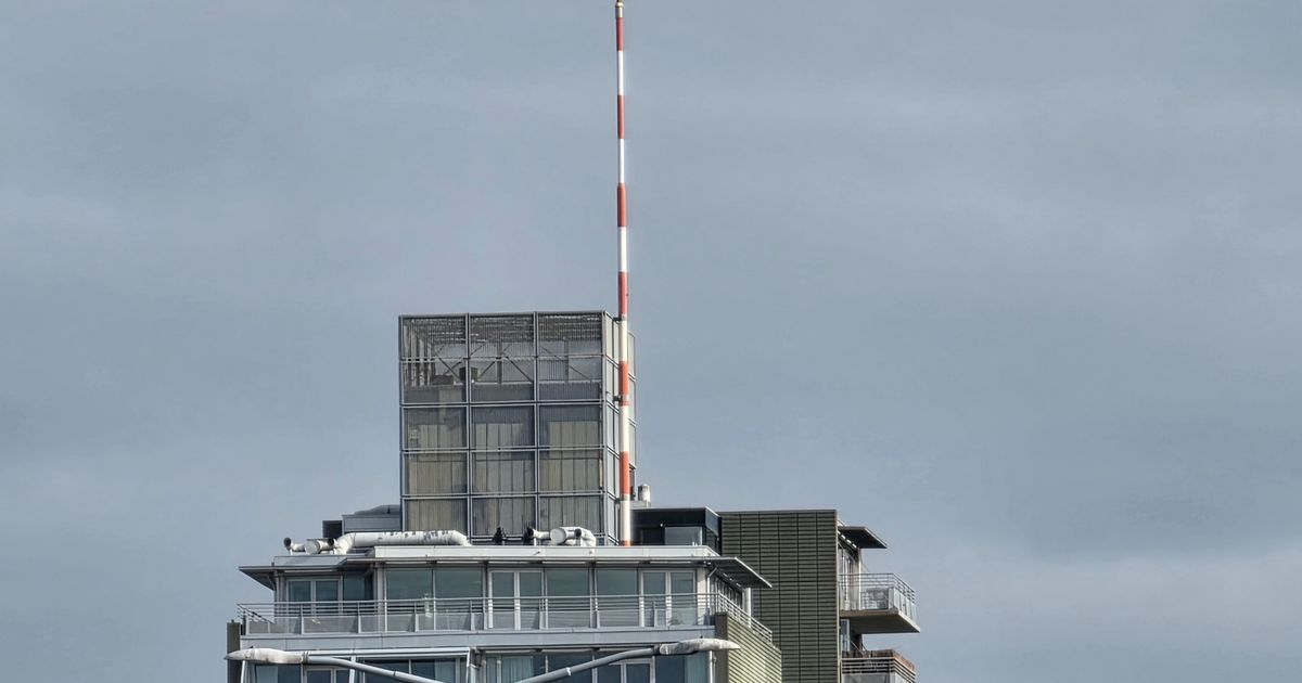 高層マンションの赤白マストは建築家による「成功したジョーク」であるようだ