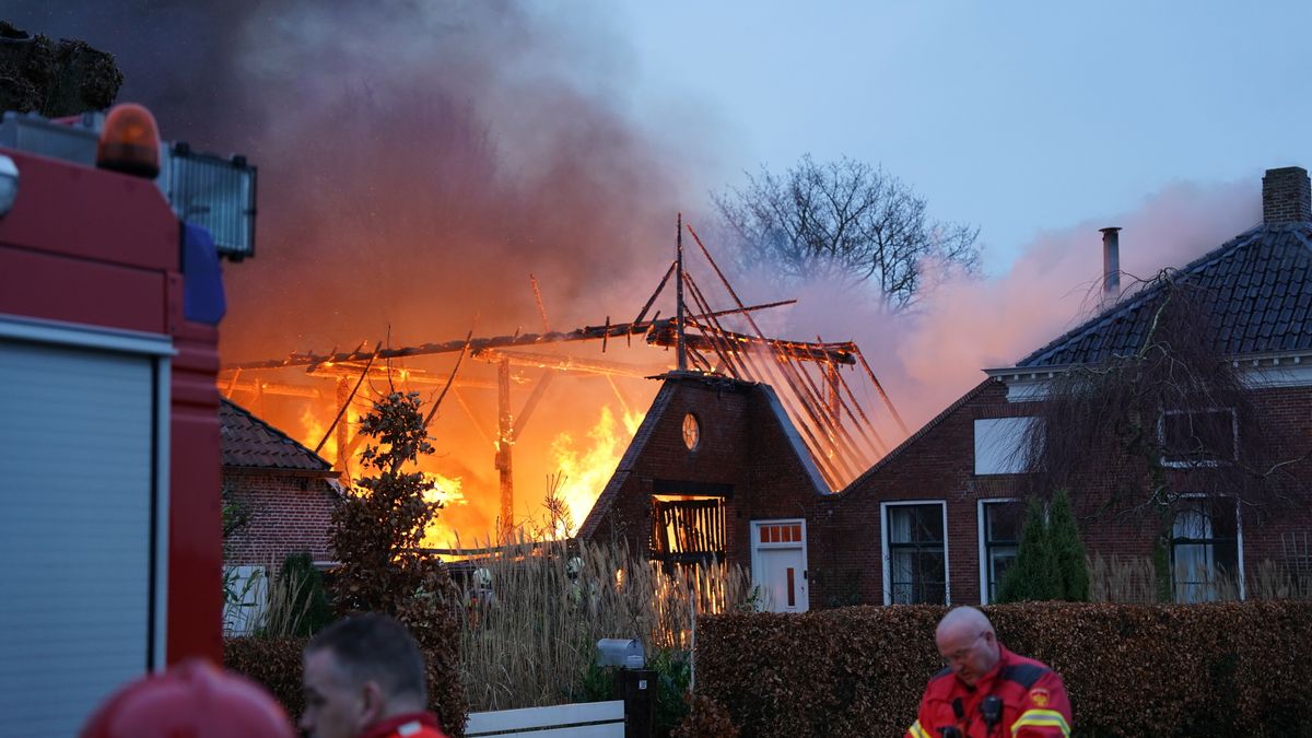 Vuurzee verwoest woonboerderij Roderwolde, brandweer heeft vlammen onder controle