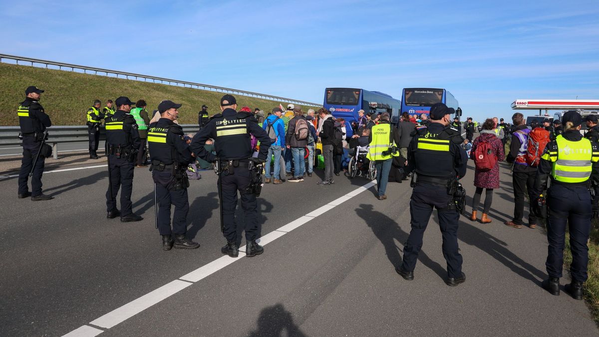 Gewonde bij ongeluk tussen bestelbus en auto op de A6 | Auto slaat over de kop bij Sexbierum