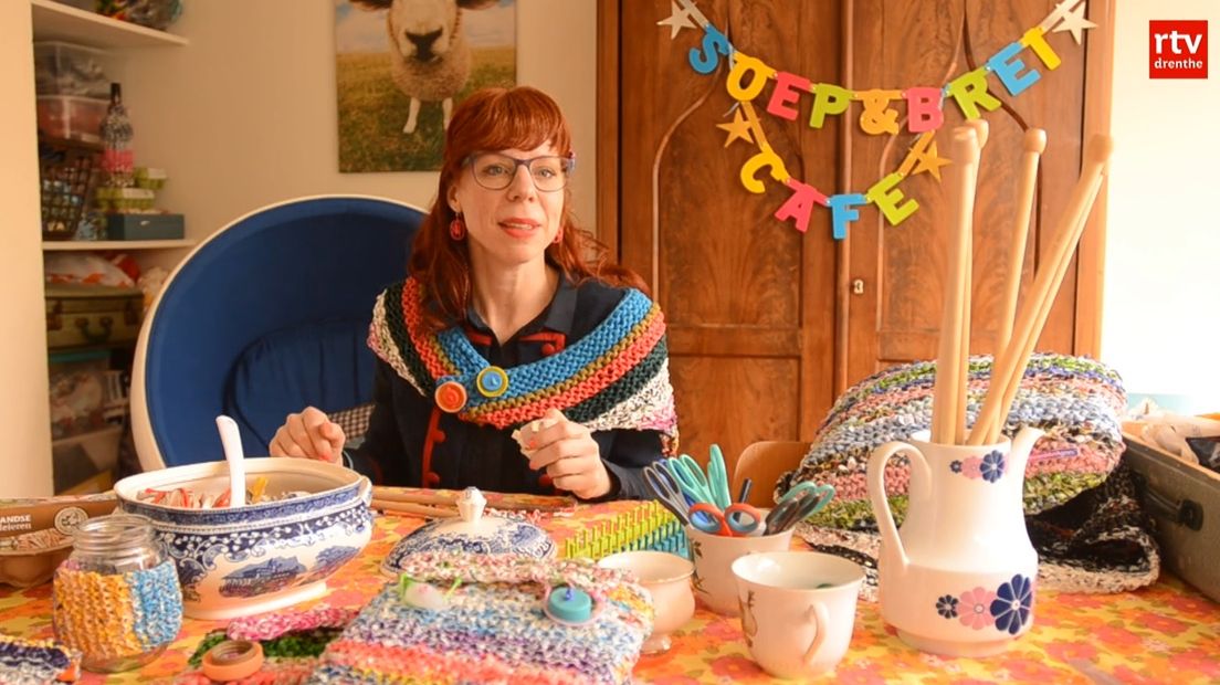 Agnes Bakker aan haar keukentafel met de plastic soep