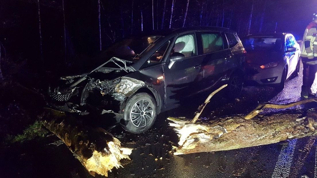 In Tubbergen botste een auto op een boom.