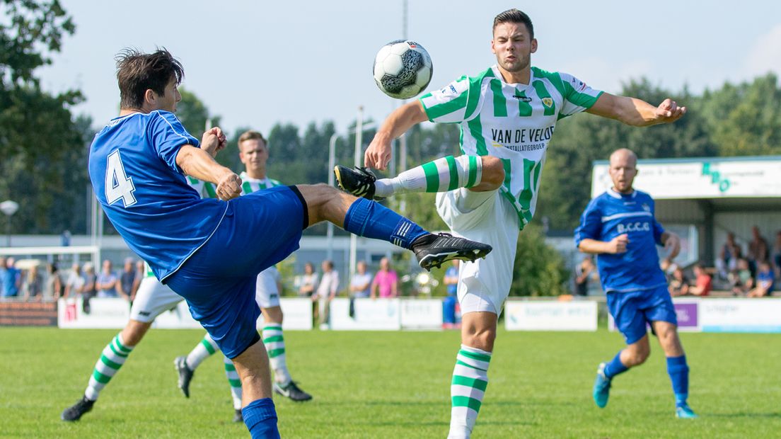 Duel om de bal in de wedstrijd SSV'65 tegen Kloetinge