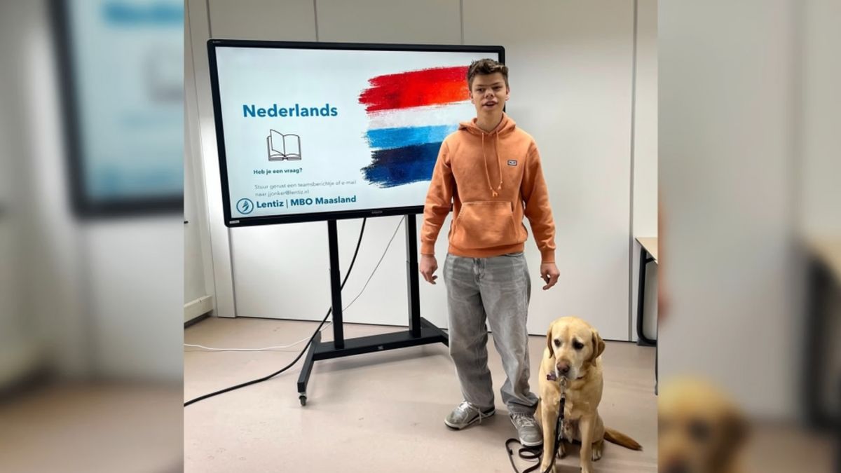 Djan (20) is blind, maar staat tóch voor klas als leraar: 'Kwam erachter dat vogel twee poten heeft'