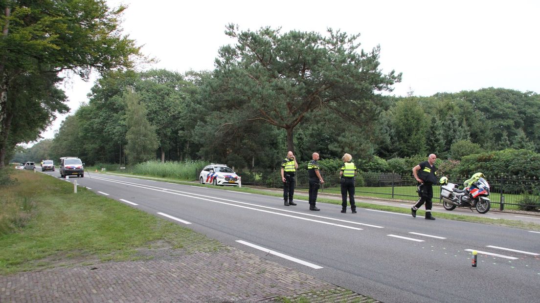 Politie doet onderzoek op N346 na ongeval waarbij fietsster zwaargewond raakt.