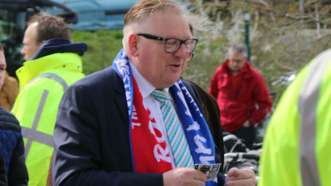 De burgemeester van Bunschoten-Spakenburg hier als toeschouwer bij een eerdere editie van de Spakenburgse derby