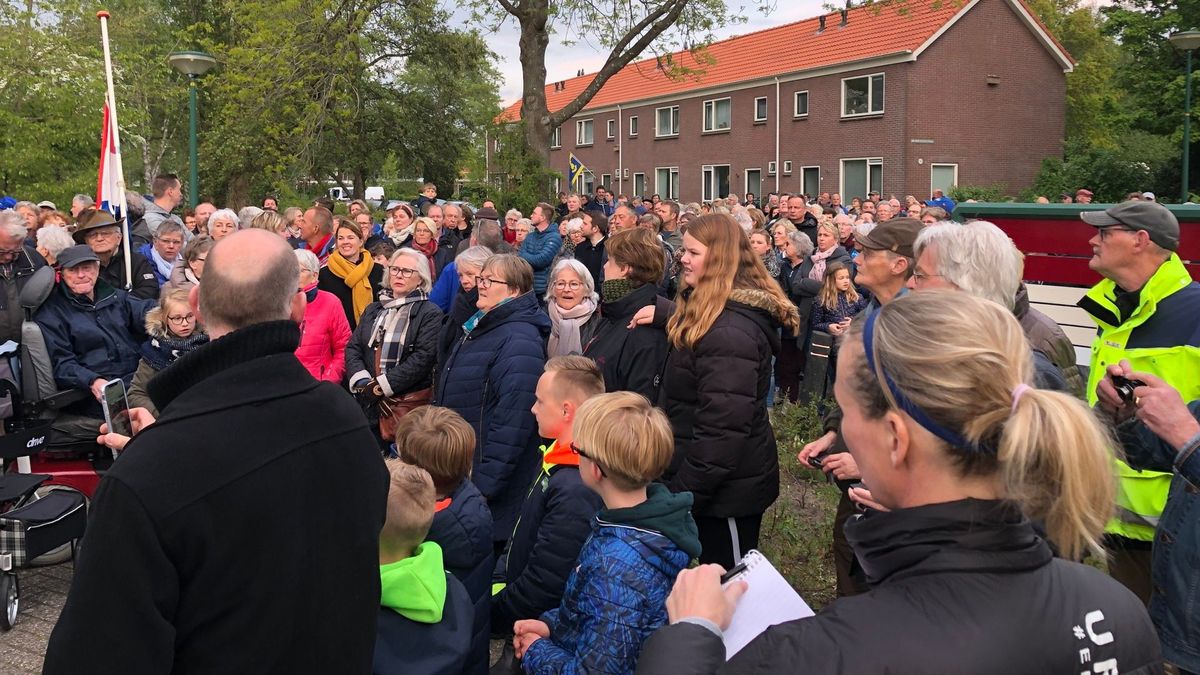Honderden mensen doen mee aan actie voor behoud Nij Ylostins in IJlst