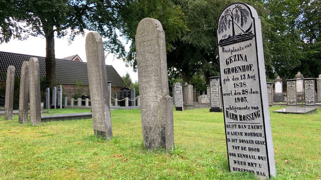 Onbehandelde (l) en opgeknapte (r) graven in Gieterveen