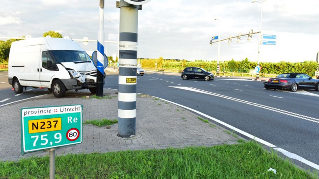 Het busje kwam tegen een paal tot stilstaand.