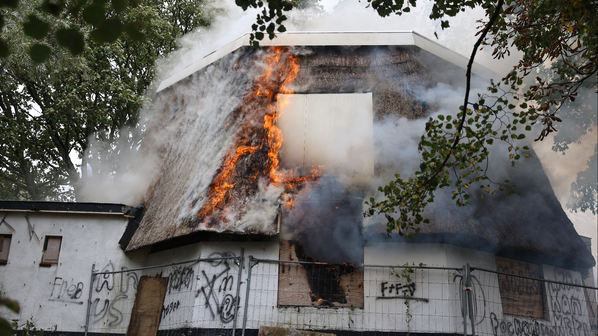 Rond 15:35 uur werd de eerste melding gedaan van de uitslaande brand in de oude molen.