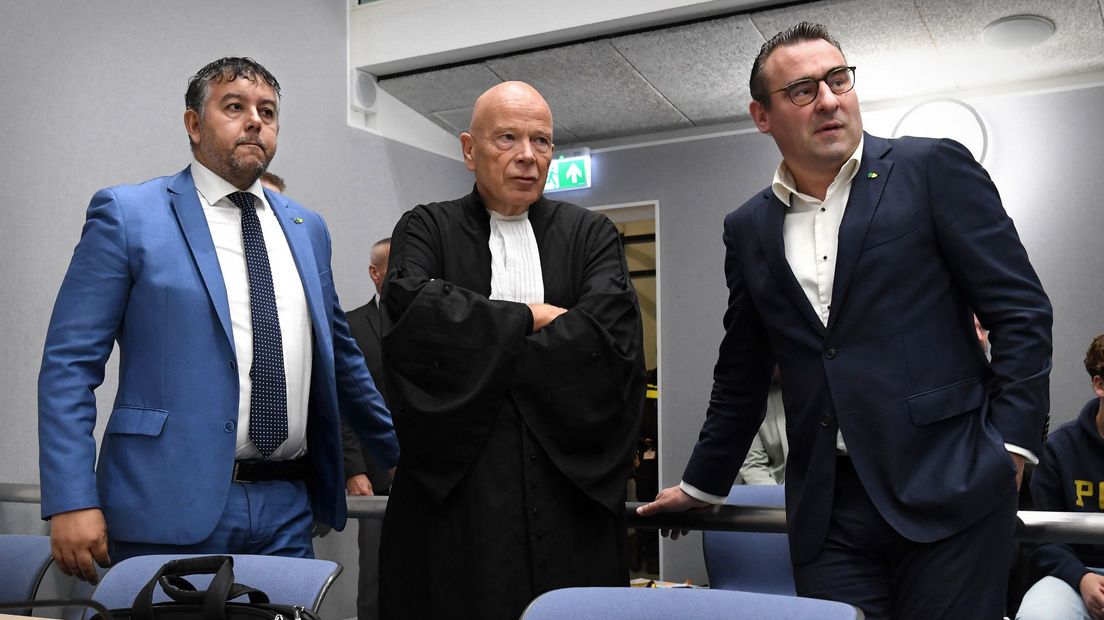 Rachid Guernaoui (l) en Richard de Mos (r) met advocaat Peter Plasman