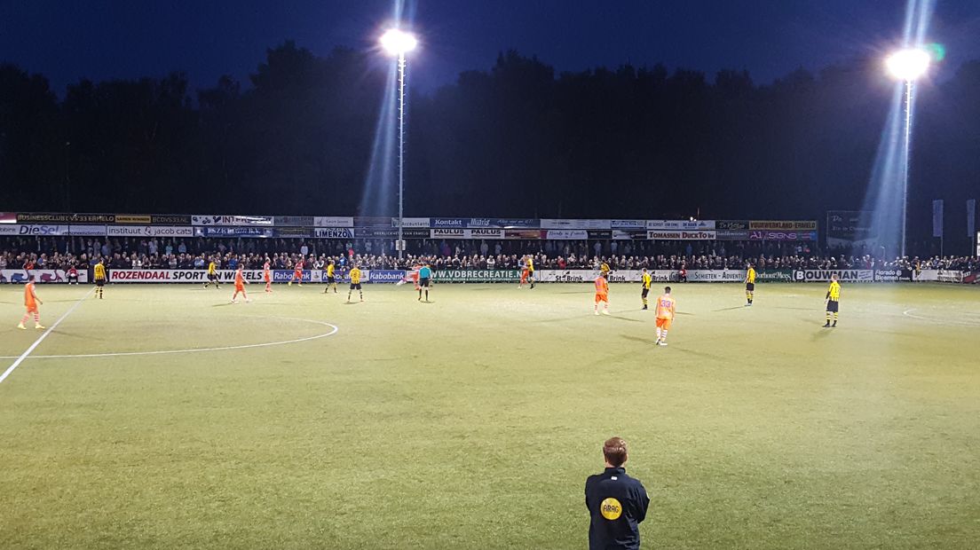 DVS'33 uit Ermelo speelde dinsdagavond in de eerste ronde van de KNVB-beker tegen de buren uit Zwolle. De derdeklasser ontving PEC Zwolle, dat op dit moment laatste staat in de eredivisie. DVS wilde natuurlijk stunten tegen PEC, maar die droom werd al snel in duigen geschopt. Zwolle stond na één helft al op een ruime voorsprong. Een eretreffer mochten de Ermeloërs nog wel maken.