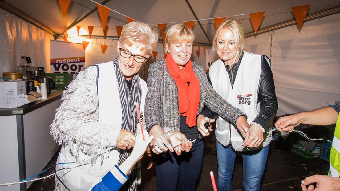 In de grote tent werd onder meer koffie uitgedeeld.