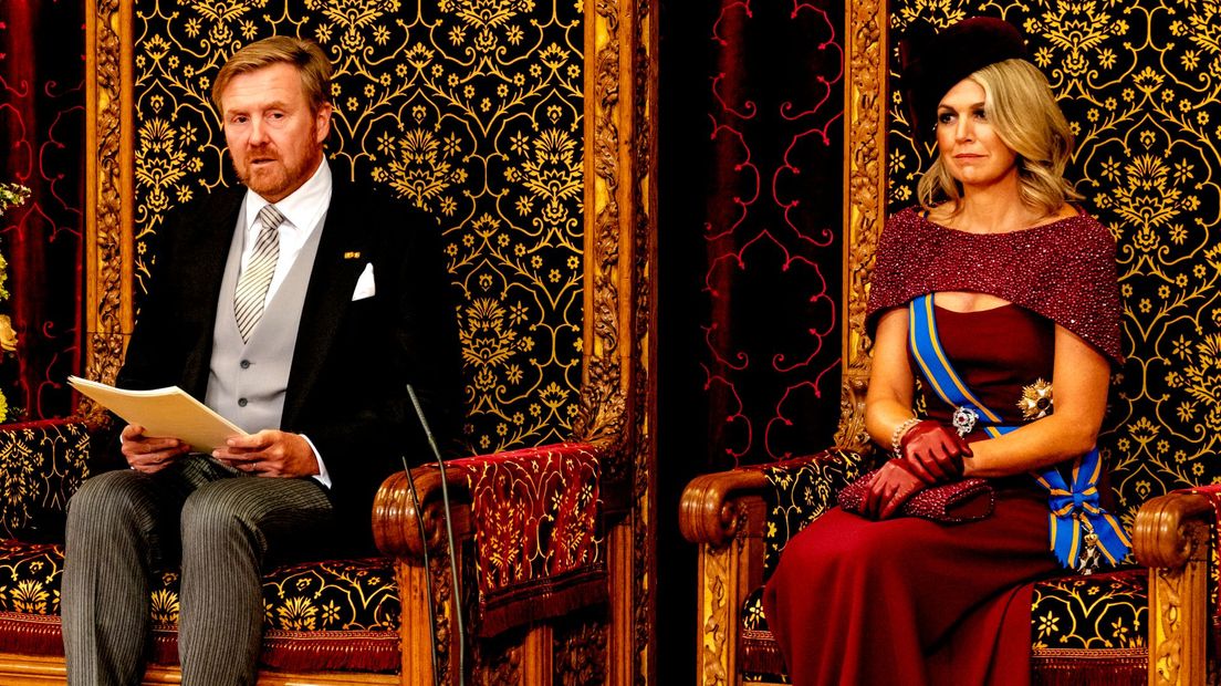 Koning Willem-Alexander leest, met aan zijn zijde koningin Maxima, de troonrede voor op Prinsjesdag vorig jaar