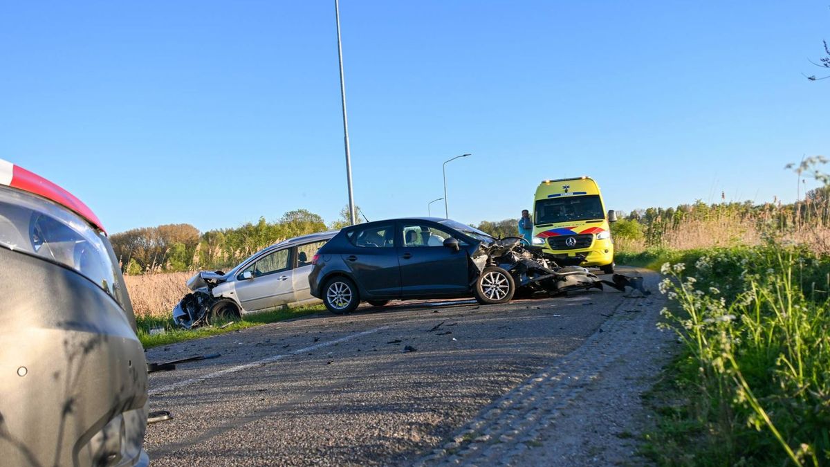 Twee gewonden bij frontale botsing