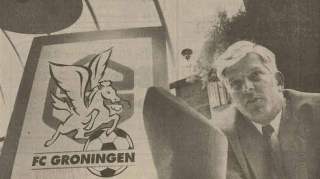 Jos Smulders presenteert in 1993 een nieuw FC Groningen-logo