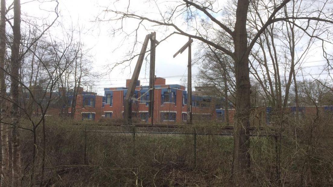 De geknapte bovenleiding (foto RTV Drenthe / Steven Stegen)