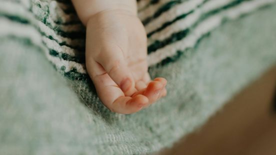 Michaela laat hulpeloos dochtertje vlak na geboorte sterven, baby wordt gevonden in emmer Home