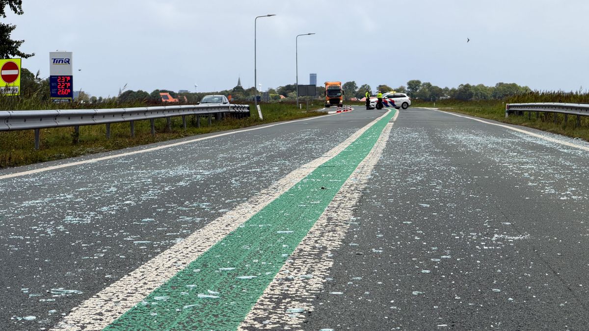 N359 bij Hilaard vol met glasscherven | Tientallen kilo's cannabis in beslag genomen