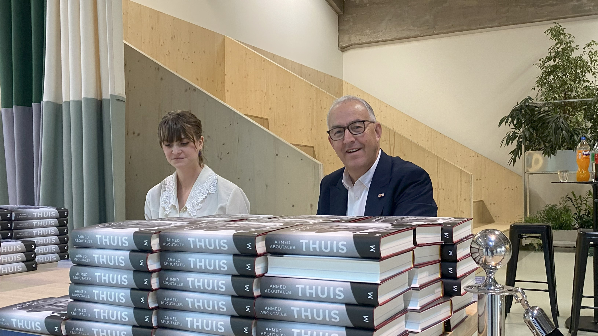 Aboutaleb tijdens het signeren van zijn boek