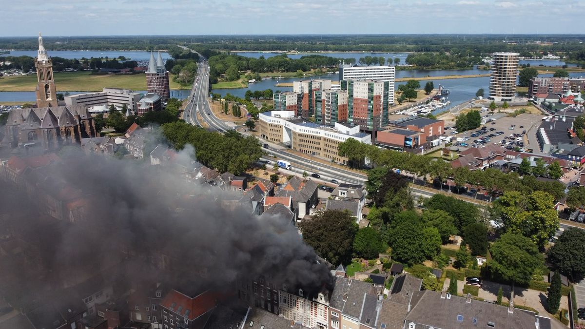 Brand in monumentale stadsvilla Roermond: dikke rookwolk trekt over centrum
