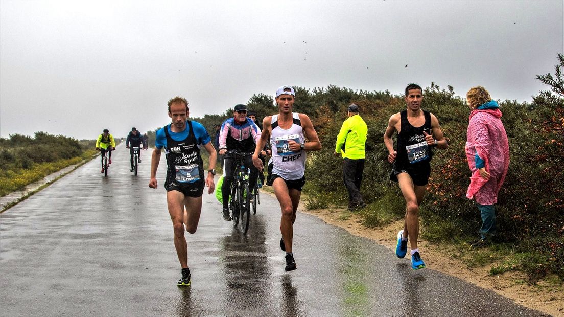 Maciek Miereczko (midden) komt dit jaar zijn titel verdedigen bij de Kustmarathon