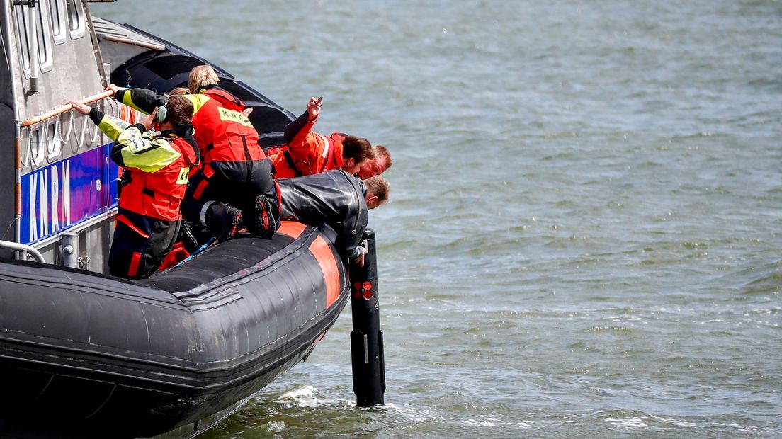 KNRM en Defensie zoeken met onderwaterrobot naar vermiste watersporter