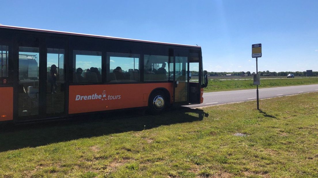 De asielbus tussen Ter Apel en Emmen blijft voorlopig rijden (Rechten: RTV Noord/Marten Nauta)