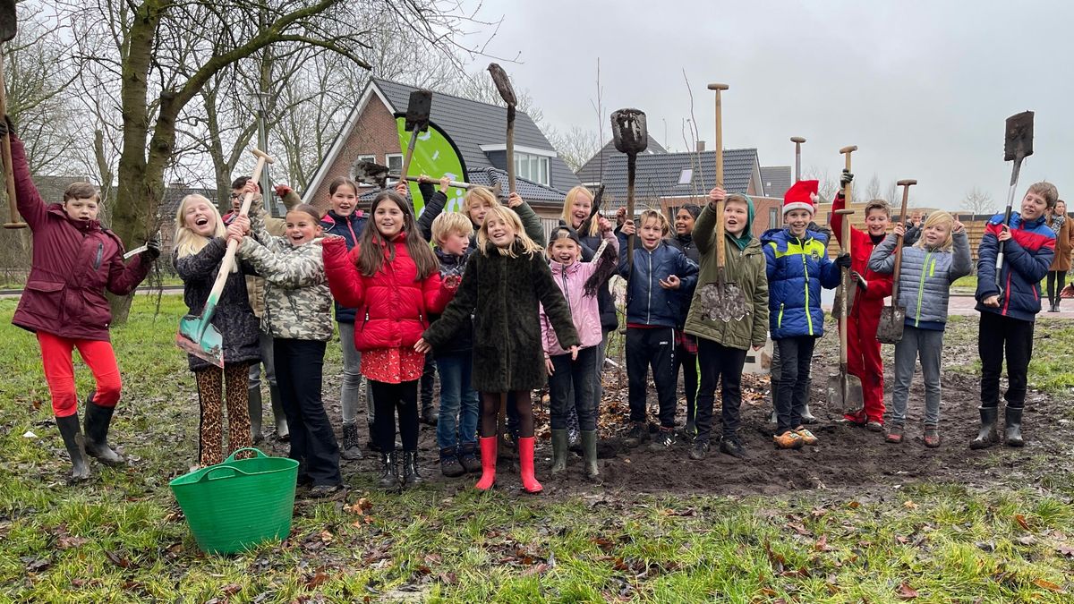 Leerlingen Adeborg planten eigen bos pal voor school in Aduard