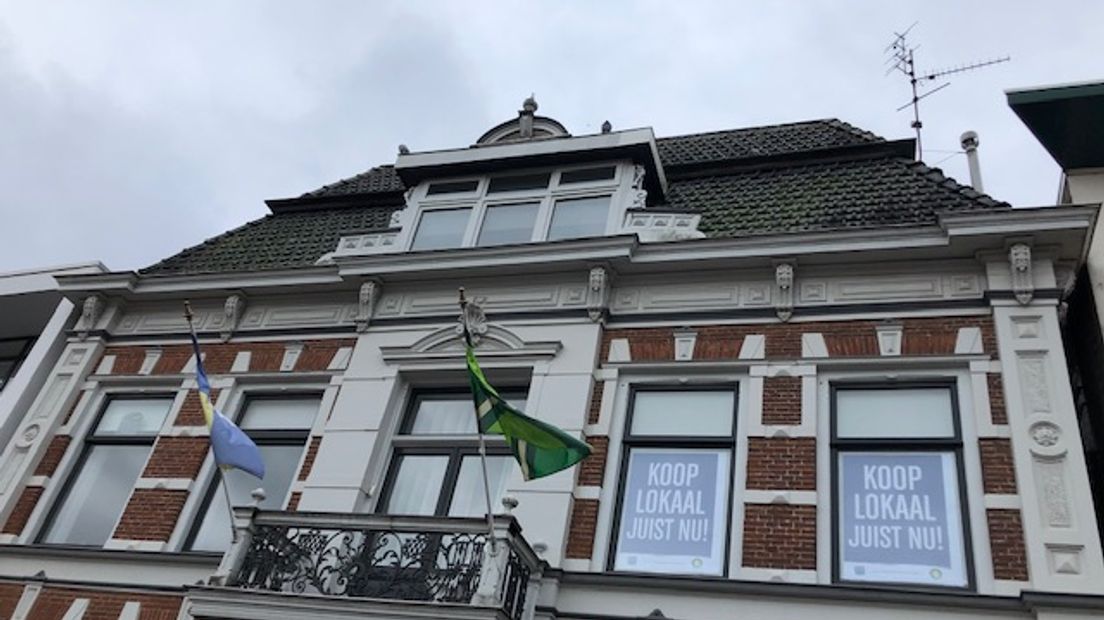 Posters op ramen bij burgemeester Joris Bengevoord.