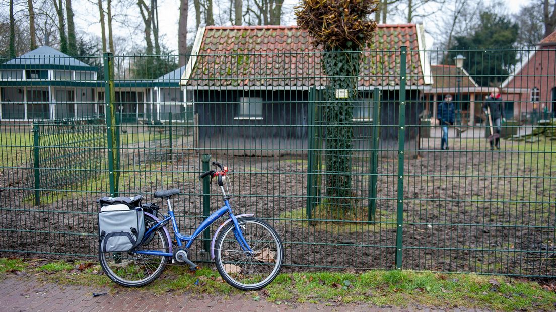 De fiets waarmee de vermoedelijke koeienverkrachter naar de kinderboerderij was gekomen, stond nog enige tijd tegen het hek.
