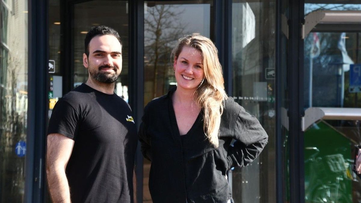 Joni en Ehab koppelen Nijkerkers aan nieuwkomers: ‘Zo worden werelden groter’