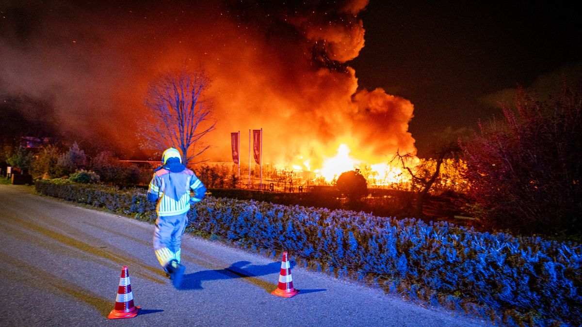 Veel vuur en zwarte rookpluimen, paarden uit brandende stal gered