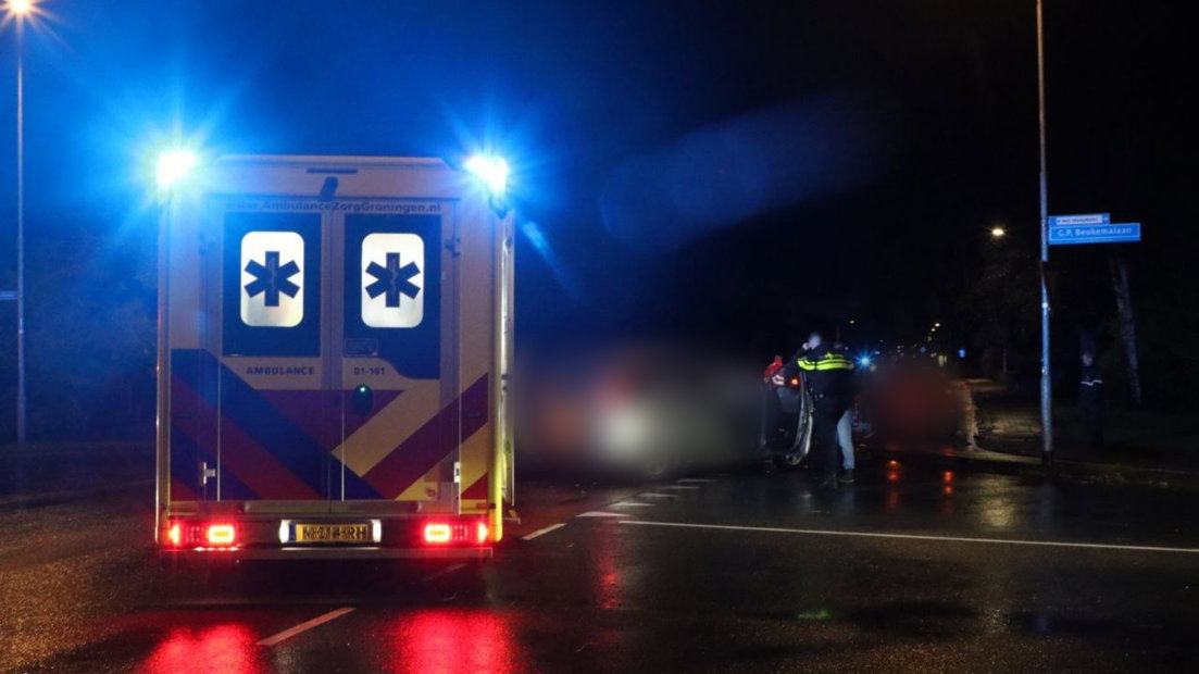 Een ambulance staat op de kruising