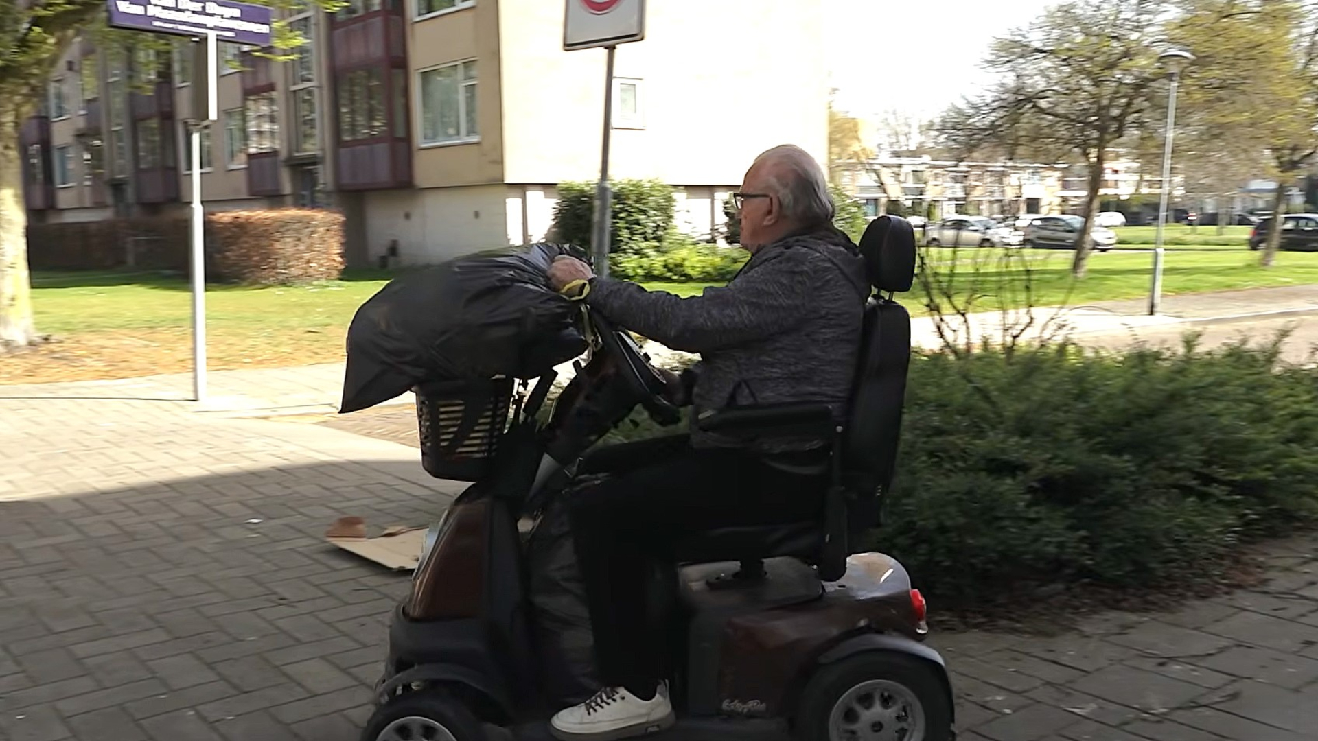Ad van Dijl moet zijn vuilniszakken met zijn scootmobiel wegbrengen