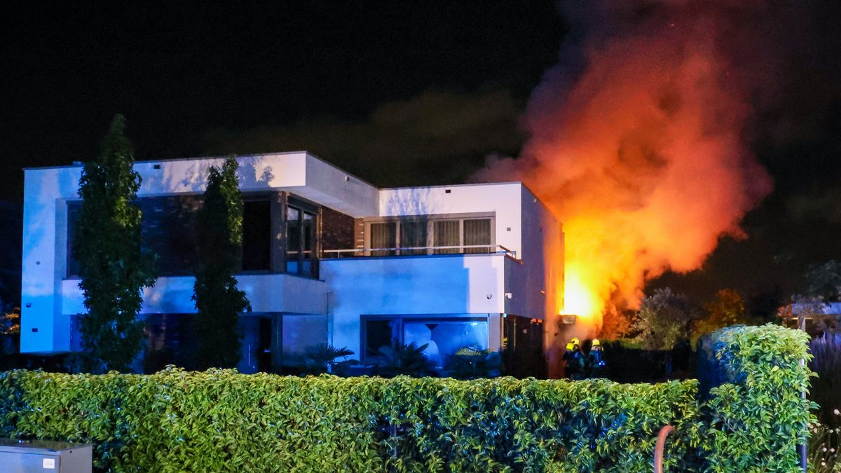 Brand uitgebroken in villa, vlammen slaan uit woning